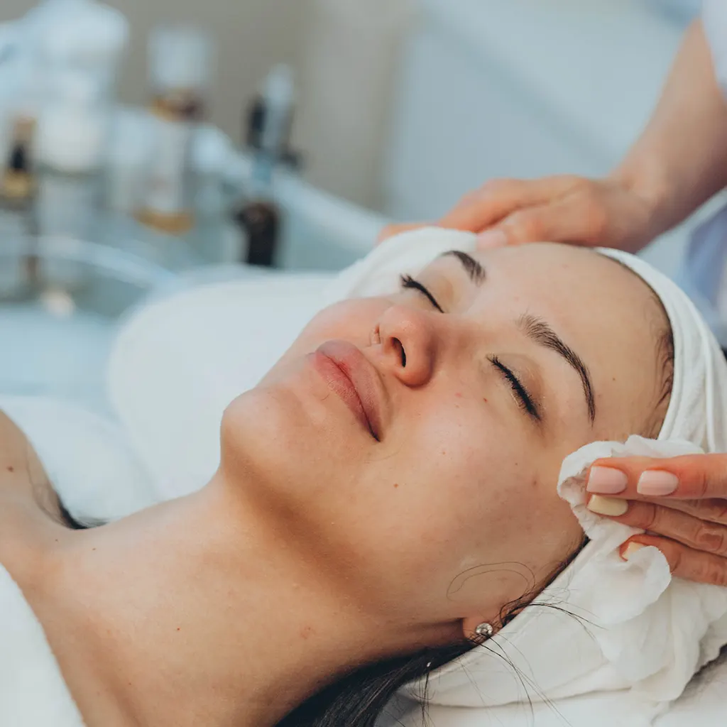 Χημικό Peeling: Λείανση Ρυτίδων, Αντιμετώπιση Δυσχρωμιών και Λάμψη για Ανανεωμένο Δέρμα
